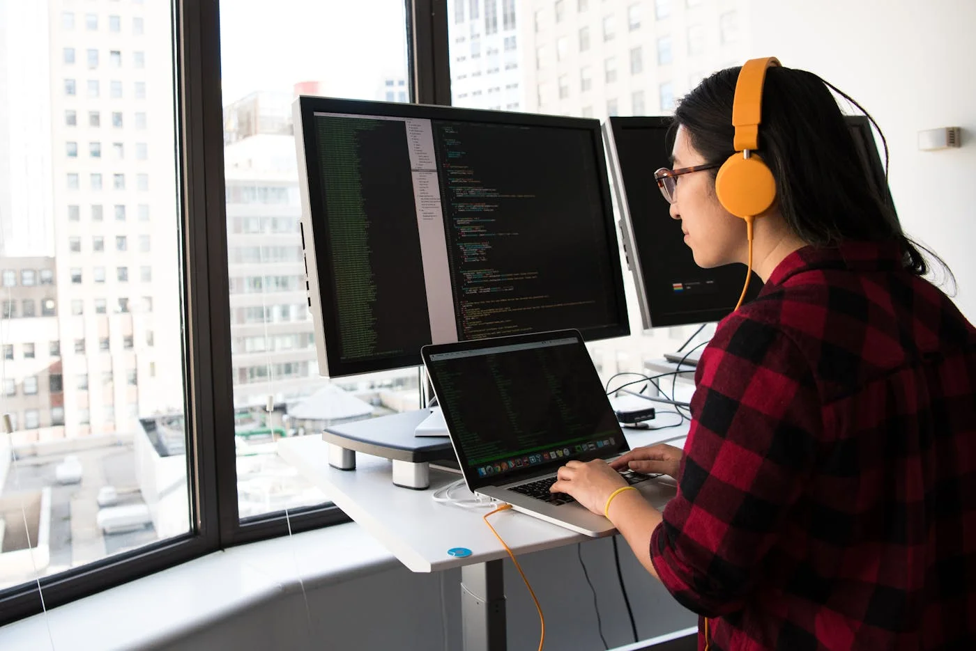 Developer workspace — stock photo (Pexels; see site file public/articles/shared/IMAGE_CREDITS.txt)